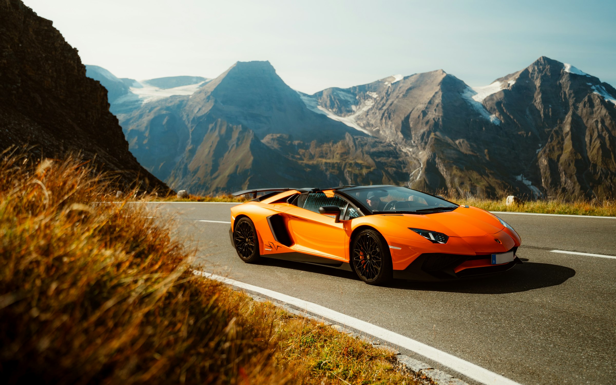 Lamborghini auf einer Alpenpassstrasse